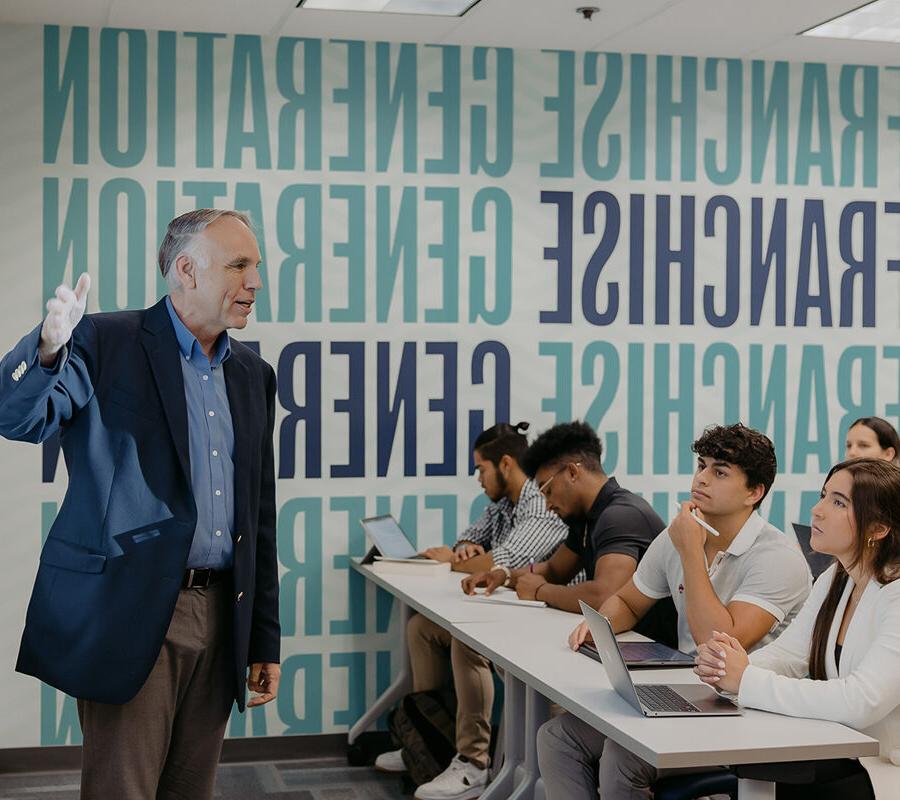 领导 students attend a classroom lecture.